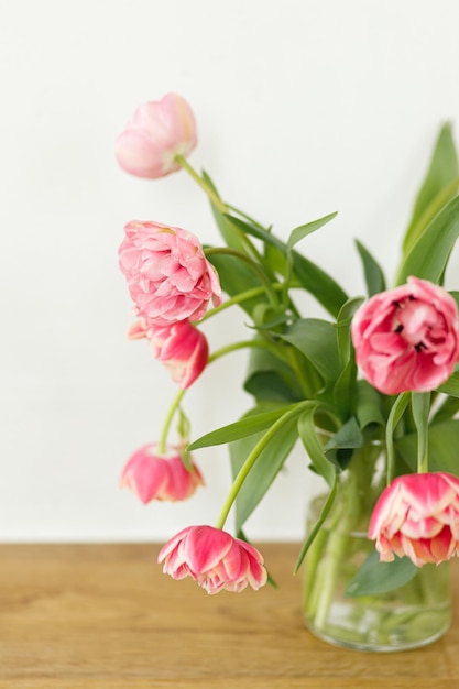 Elegante lindo buquê de tulipas cor de rosa em vaso na mesa de madeira na sala rústica Arranjo floral em casa de fazenda Flores da primavera espaço para cópia Feliz dia das mães e mulheres