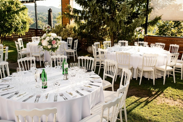 Elegante lugar en la recepción de bodas en un jardín.