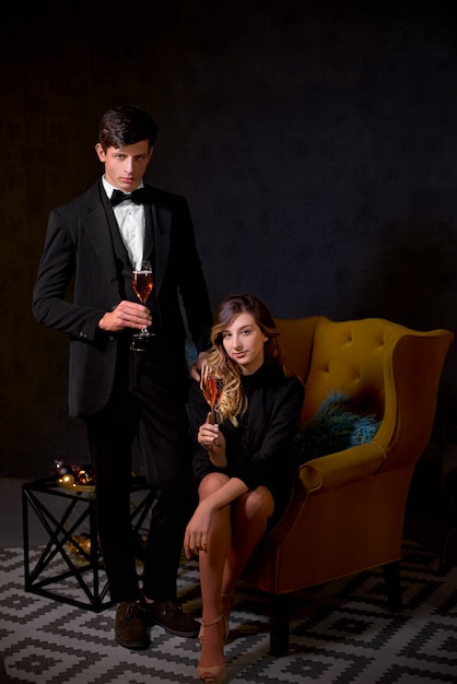 Foto elegante, luxo casal bebendo champanhe em uma festa.