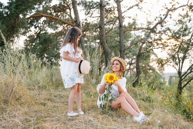 Elegante madre e hija guapa divirtiéndose en la naturaleza