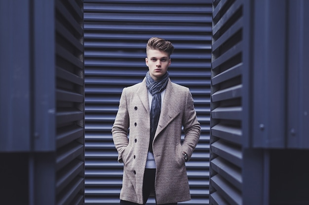 Elegante Männer Mann in Mantel und Schal im urbanen Stil