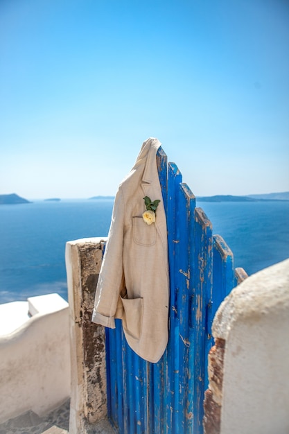 Elegante männliche Jacke über der Terrasse des Luxushotels