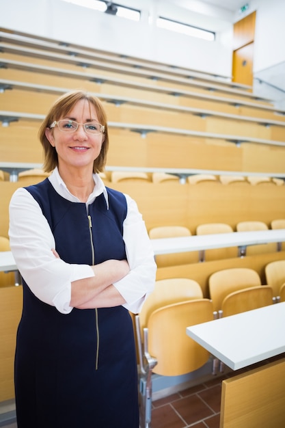 Elegante maestra de pie en la sala de conferencias