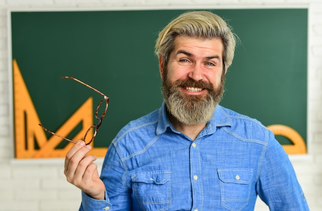 Elegante maestro de moda maestro feliz en anteojos verificar el conocimiento del estudiante ¿está listo para el examen de examen?