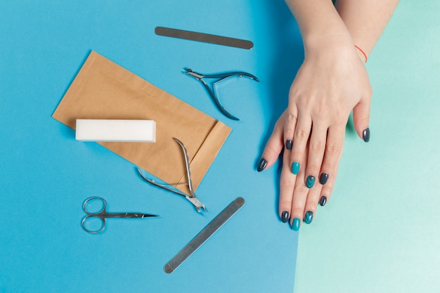 Elegante manicura femenina de moda.