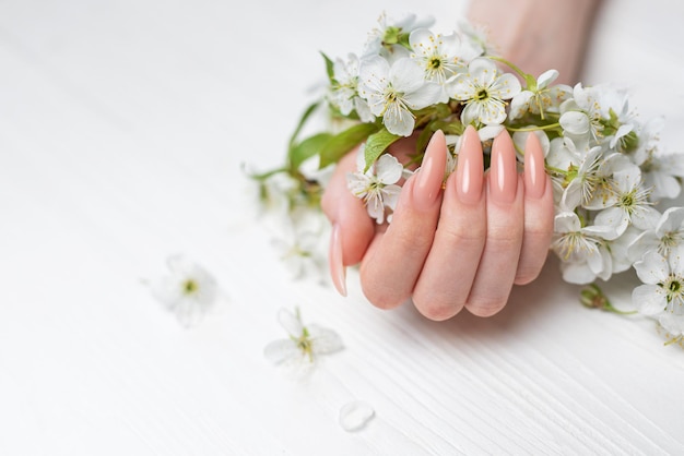 Foto elegante manicura natural de color rosa pastel