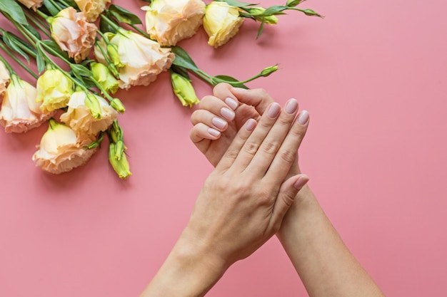 Elegante manicura rosa femenina