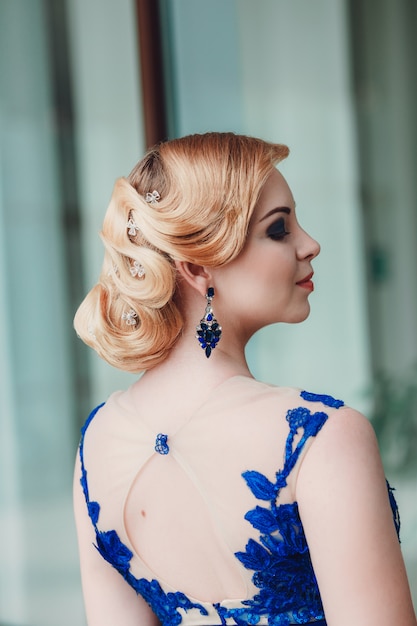 Elegante menina bonita andando e posando na cidade. Retrato de verão ao ar livre de jovem elegante