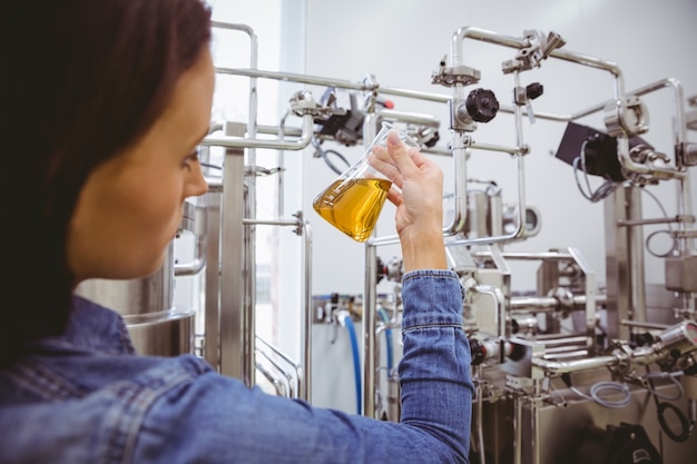 Elegante, menina, denim, jaqueta, segurando, copo, cerveja