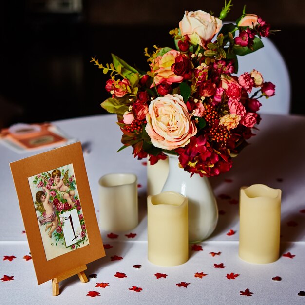 La elegante mesa en boda lista para evento.