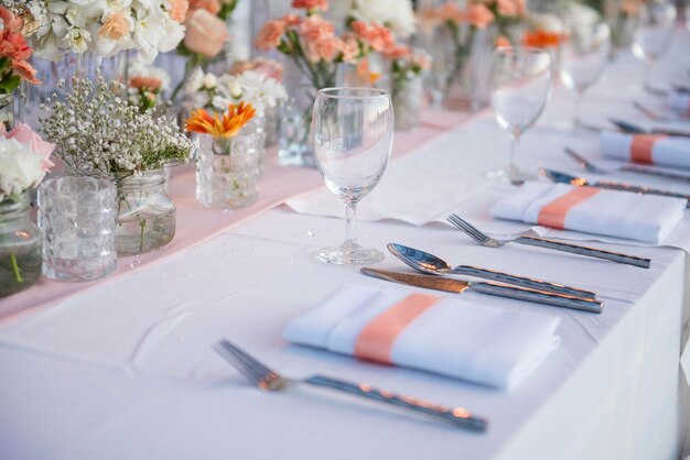 La elegante mesa de cena de la boda en la playa