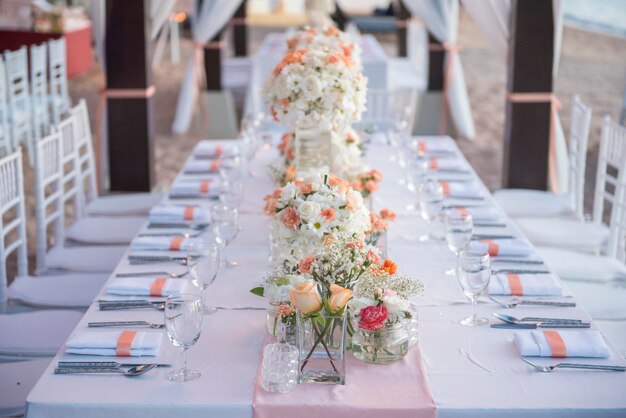 La elegante mesa de cena de la boda en la playa