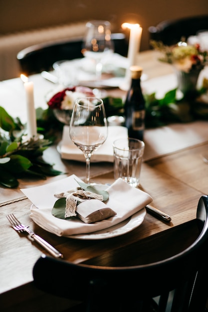 Elegante mesa de cena servida para ocasiones especiales.