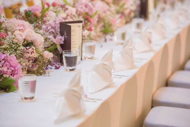 La elegante mesa de la cena.