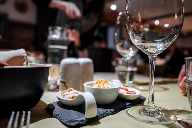 Elegante mesa de comedor con postre de vaso de vino y soporte de servilleta