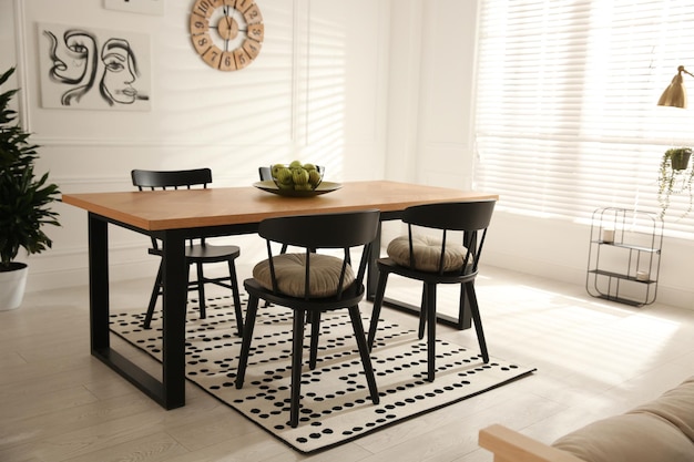 Elegante mesa de comedor y sillas de madera en la habitación Diseño de interiores