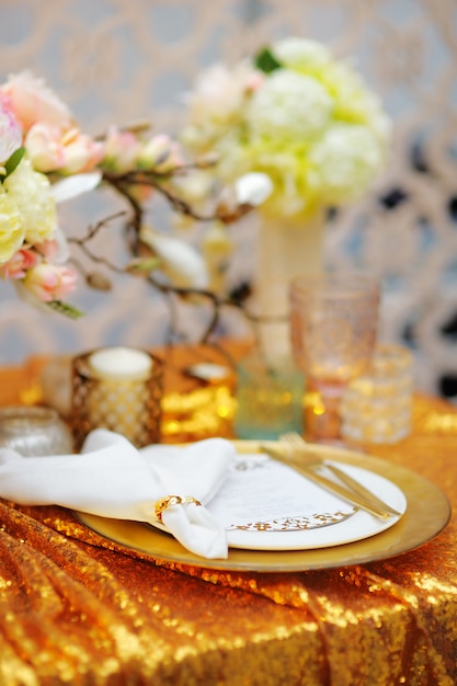 Elegante mesa de ouro com flores naturais