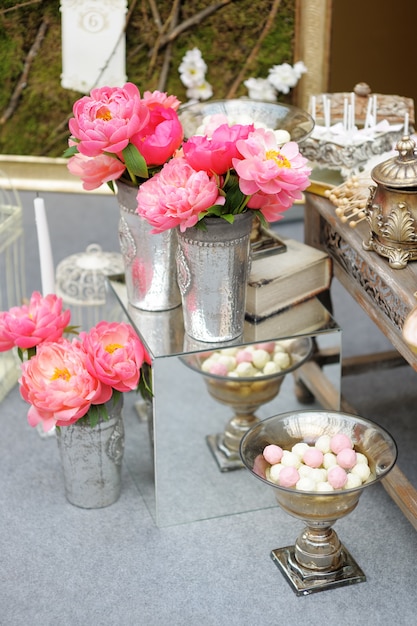 Elegante mesa dulce para bodas o fiestas