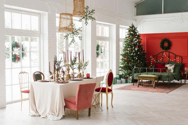 Elegante mesa festiva para la cena de Navidad en el interior de un salón clásico