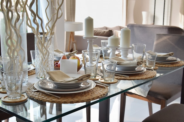 Elegante mesa en interior de comedor de estilo moderno.