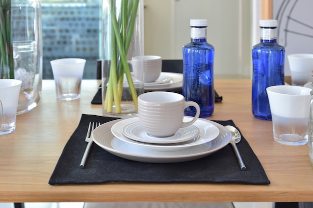 Elegante mesa en interior de comedor de estilo moderno.