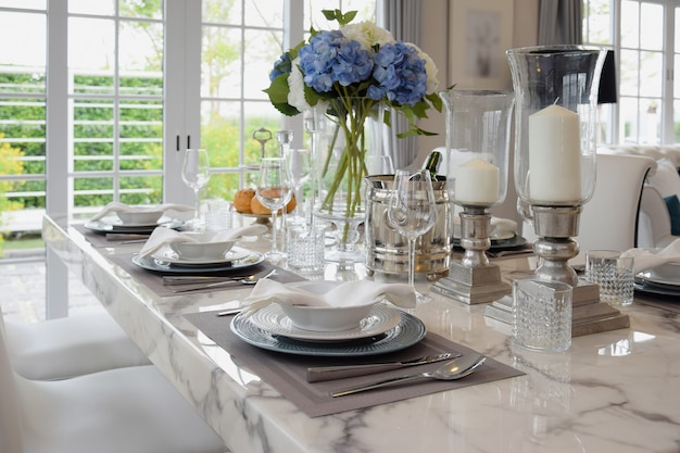 Elegante mesa en interior de comedor de estilo vintage.