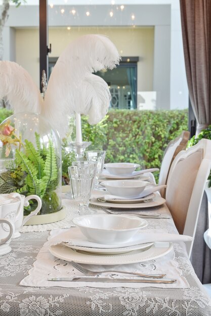 Elegante mesa en interior de comedor de estilo vintage.