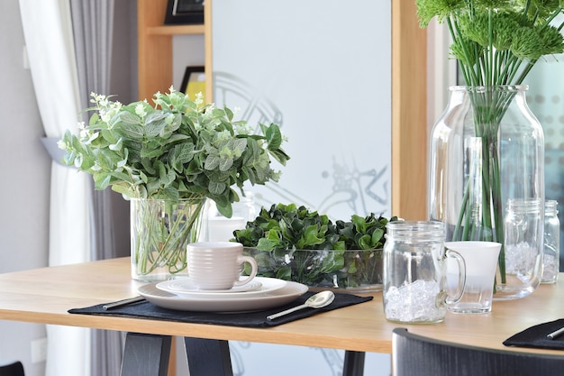 Elegante mesa posta no interior de sala de jantar estilo moderno