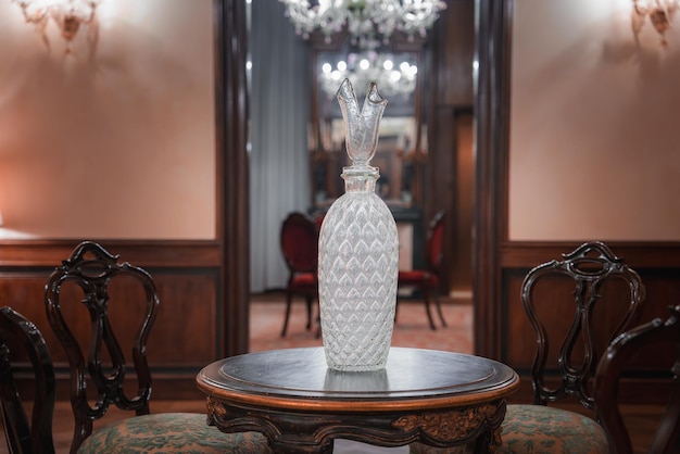 Elegante mesa redonda con sillas y decoración interior de jarrón blanco en Venecia, Italia