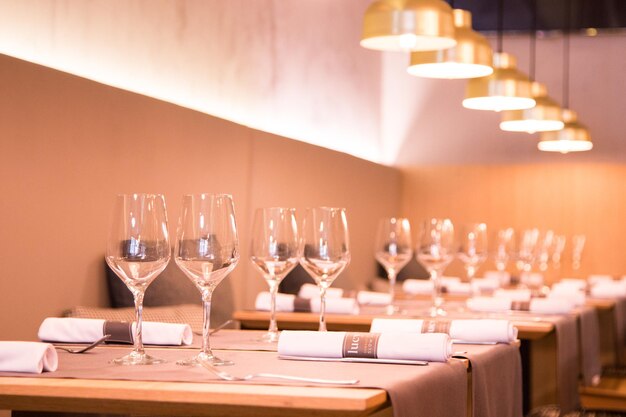 Elegante mesa de restaurante con cubiertos, vajilla y vasos.