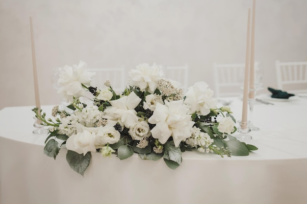 Elegante mesa de restaurante decorada con flores de diseño clásico.