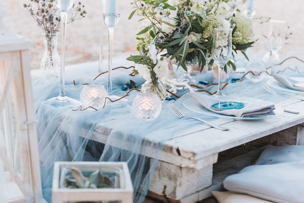 Elegante mesa en tonos azules para una boda en la playa.