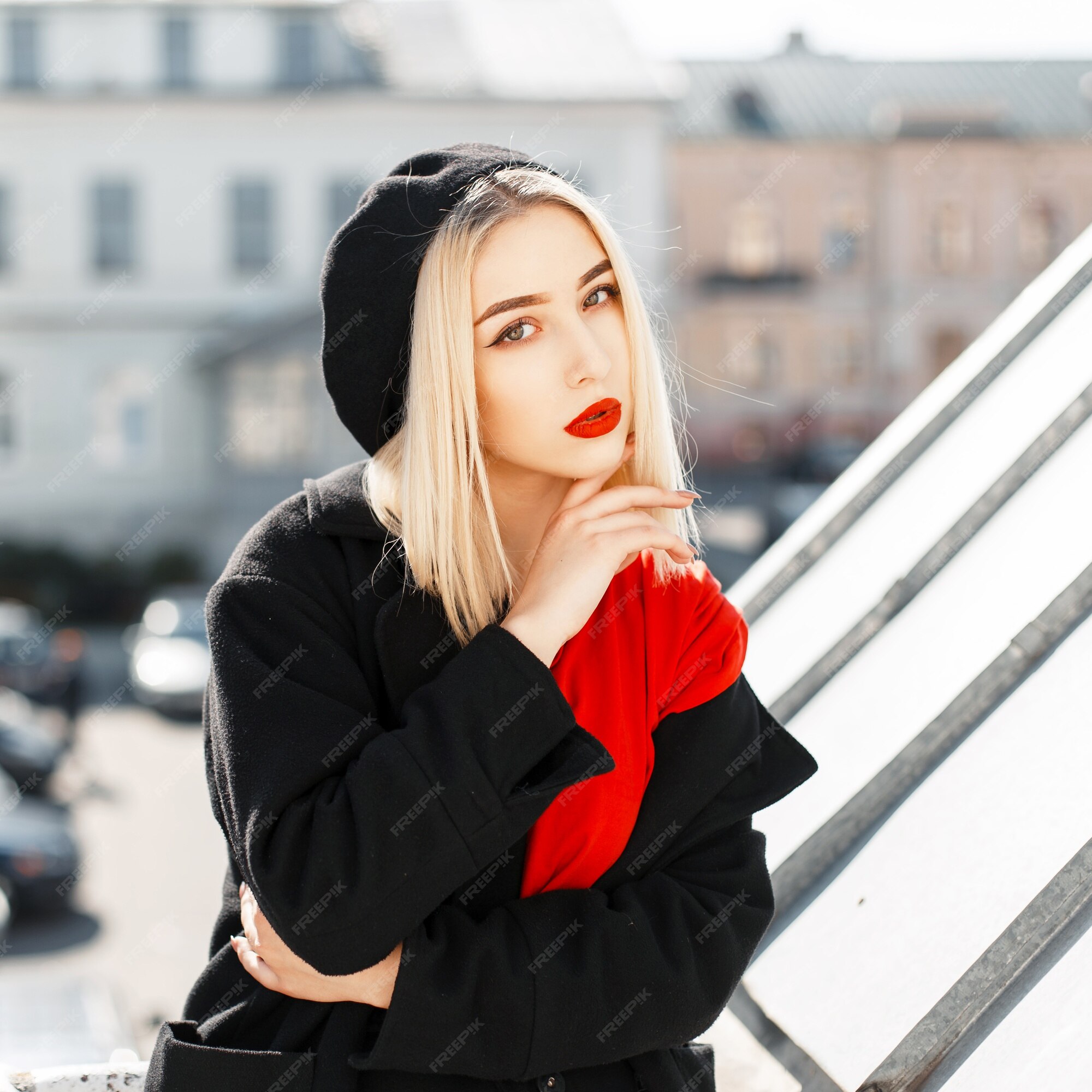 Elegante modelo de mujer hermosa con labios rojos en boina negra abrigo moda, look de moda | Foto Premium