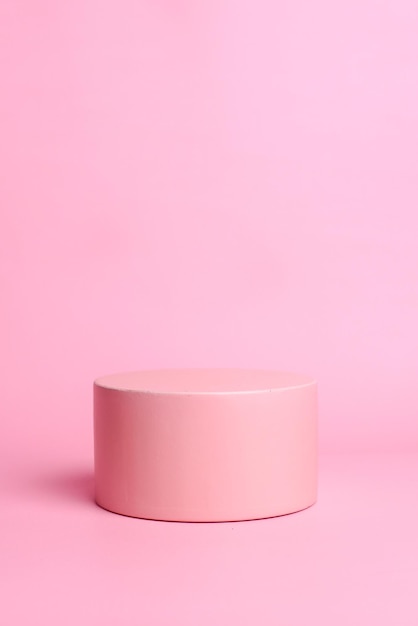 Elegante modelo de podio en círculo rosa pastel sobre fondo rosa espacio de copia plantilla de escena para anuncio