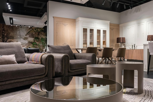 Elegante y moderna sala de estar con cómodo sofá y mesa de café