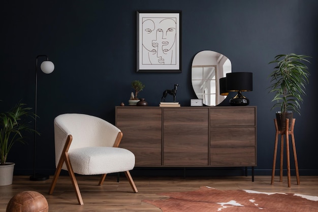 Elegante y moderno diseño de interiores de sala de estar con sillón esponjoso, inodoro de madera, marco de póster simulado y accesorios para el hogar modernos, plantilla de pared azul, espacio de copia