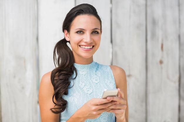 Foto elegante morena en el teléfono