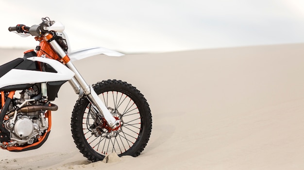 Foto elegante motocicleta estacionada en el desierto