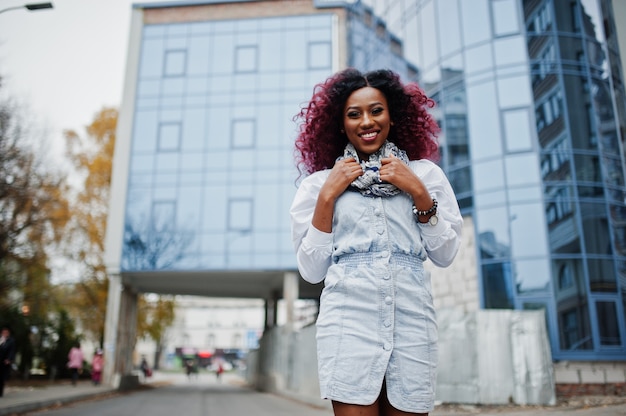 Foto elegante mujer africana posando afuera