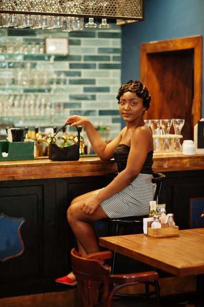 Elegante mujer afroamericana en un bar