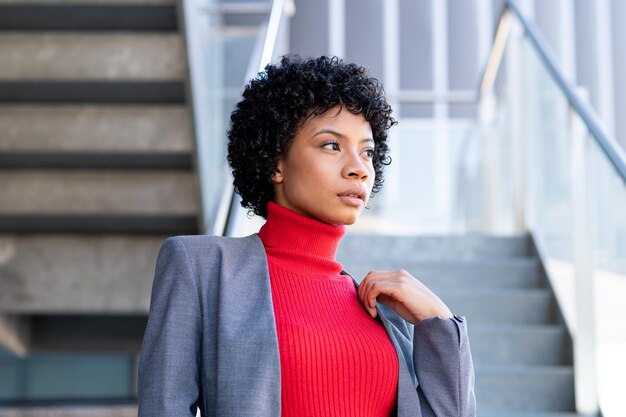 Una elegante mujer afroamericana que trabaja en un edificio de oficinas