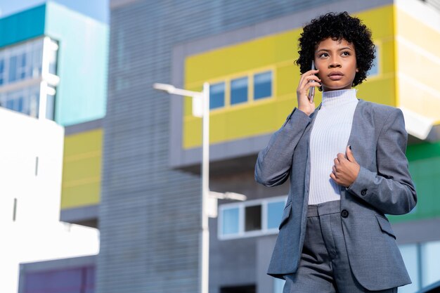 Foto una elegante mujer afroamericana que trabaja en un edificio de oficinas