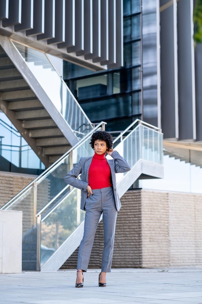 Una elegante mujer afroamericana que trabaja en un edificio de oficinas