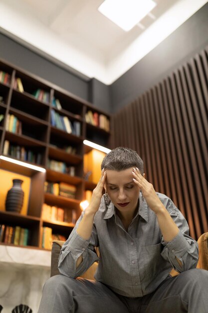 Elegante mujer caucásica sosteniendo sus manos detrás de su cabeza pensando