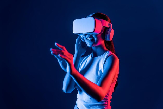 Elegante mujer conecta el metaverso usando el tacto de la mano alucinación de objetos virtuales