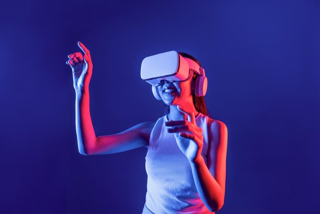Elegante mujer conecta metaverso uso de punto de dedo objeto virtual alucinación