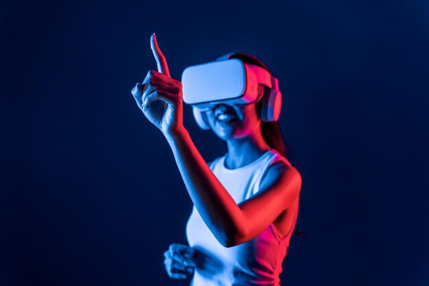 Elegante mujer conecta metaverso uso de punto de dedo objeto virtual alucinación