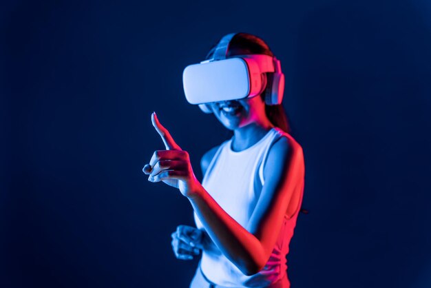 Elegante mujer conecta metaverso uso de punto de dedo objeto virtual alucinación