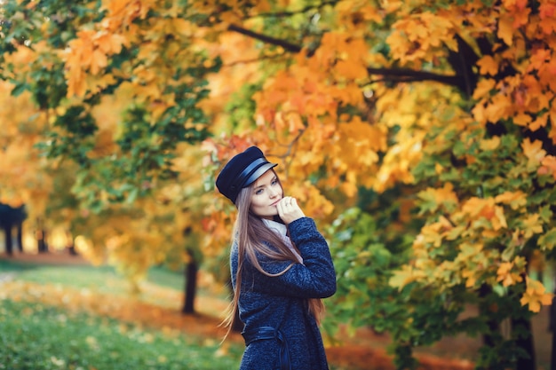 Elegante mujer con elegante sombrero