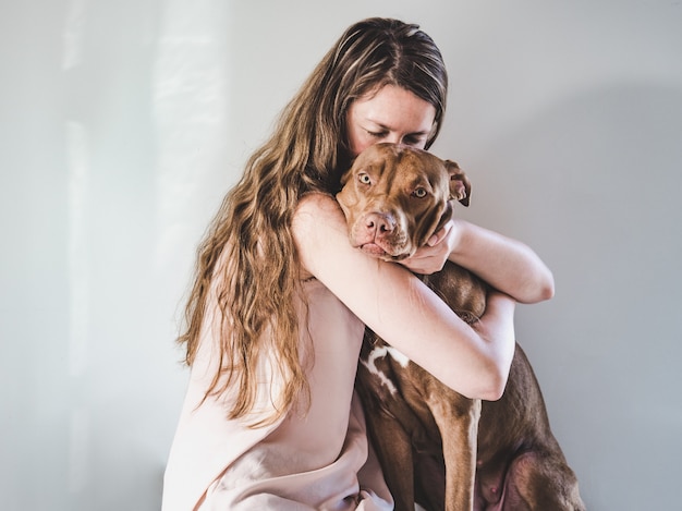 Elegante mujer y un encantador cachorro. De cerca